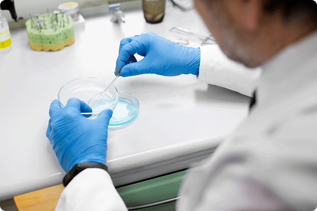 Técnico realizando análisis de muestras en laboratorio de pruebas
